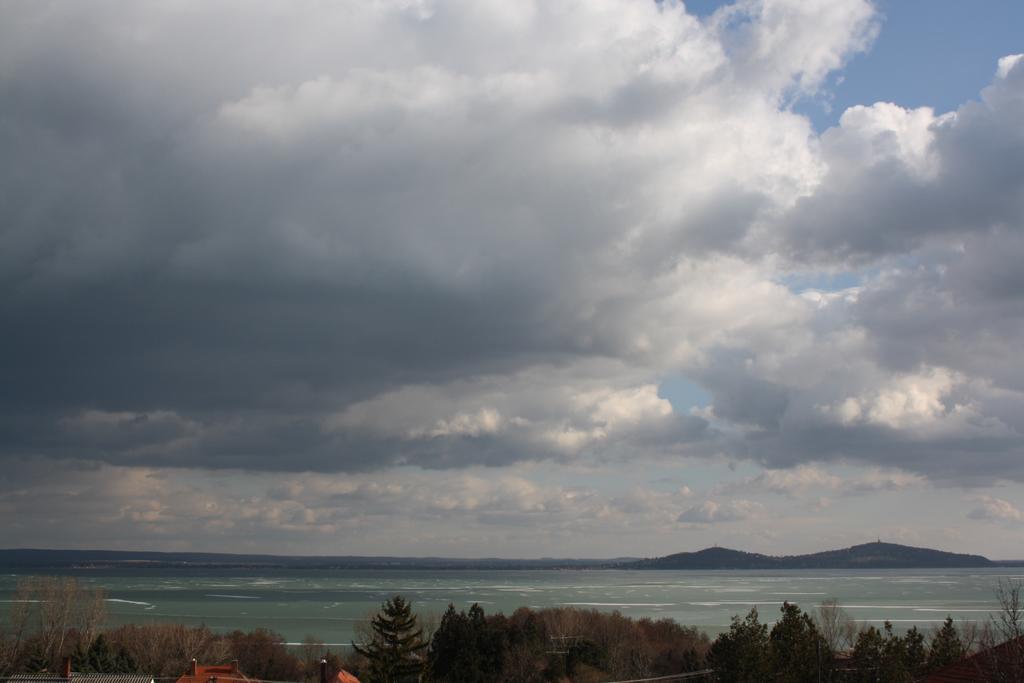 Bacchus Apartman - Borbarlang, Badacsony Badacsonytomaj Bagian luar foto