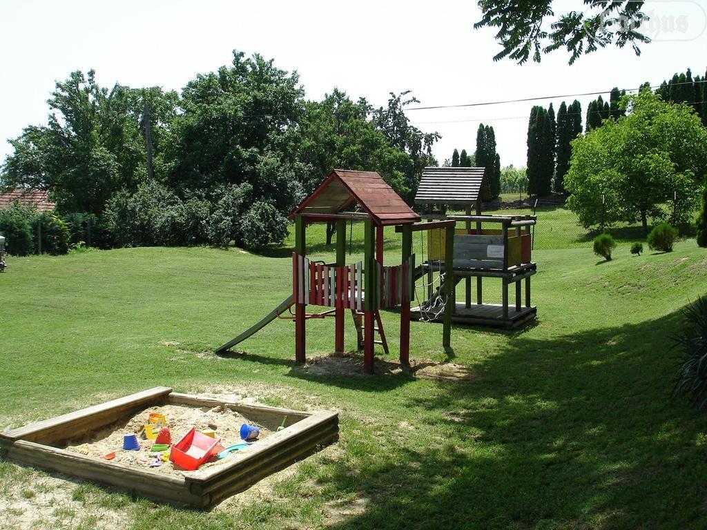 Bacchus Apartman - Borbarlang, Badacsony Badacsonytomaj Bagian luar foto
