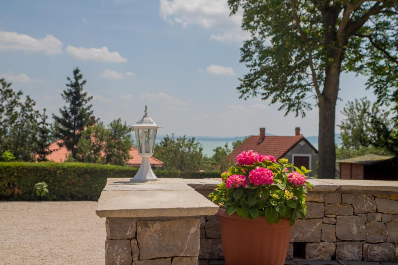 Bacchus Apartman - Borbarlang, Badacsony Badacsonytomaj Bagian luar foto